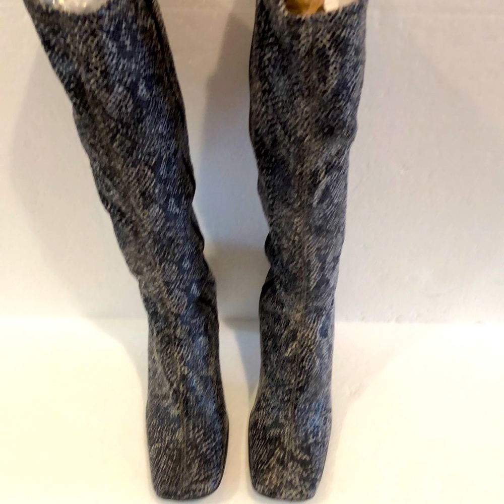 Knee High Boots with a beautiful Snake print! They are new, never worn. Size 6.5
